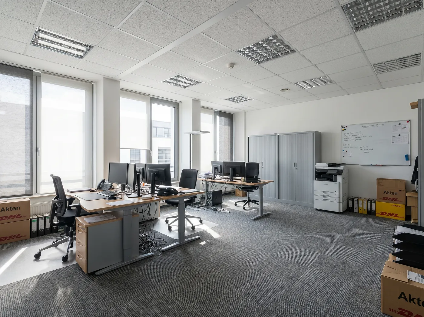 Vollgestelltes Büro – vorher